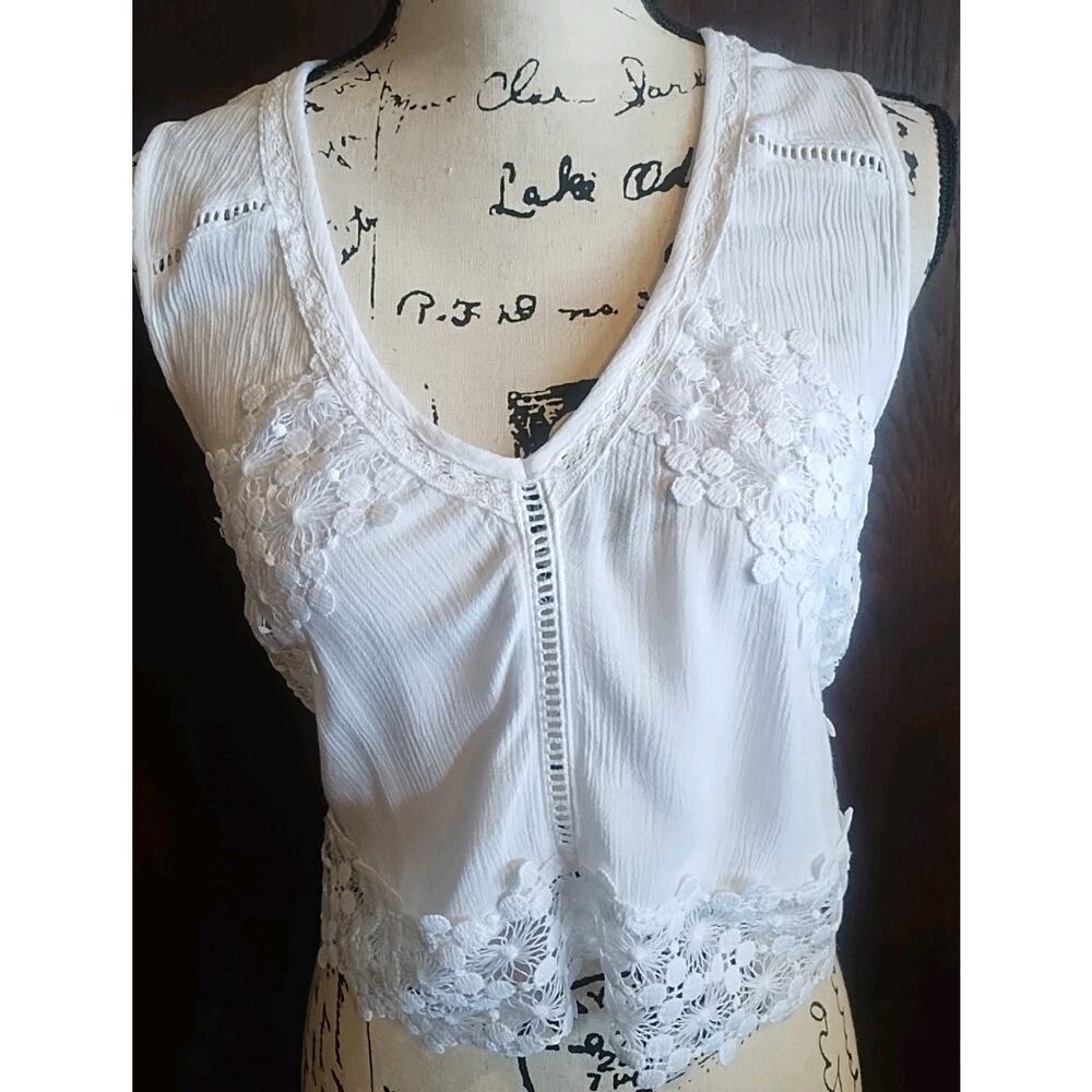 BOHO Feminine White Crochet Lace and Embroidery Tie back Crop Top Size Medium